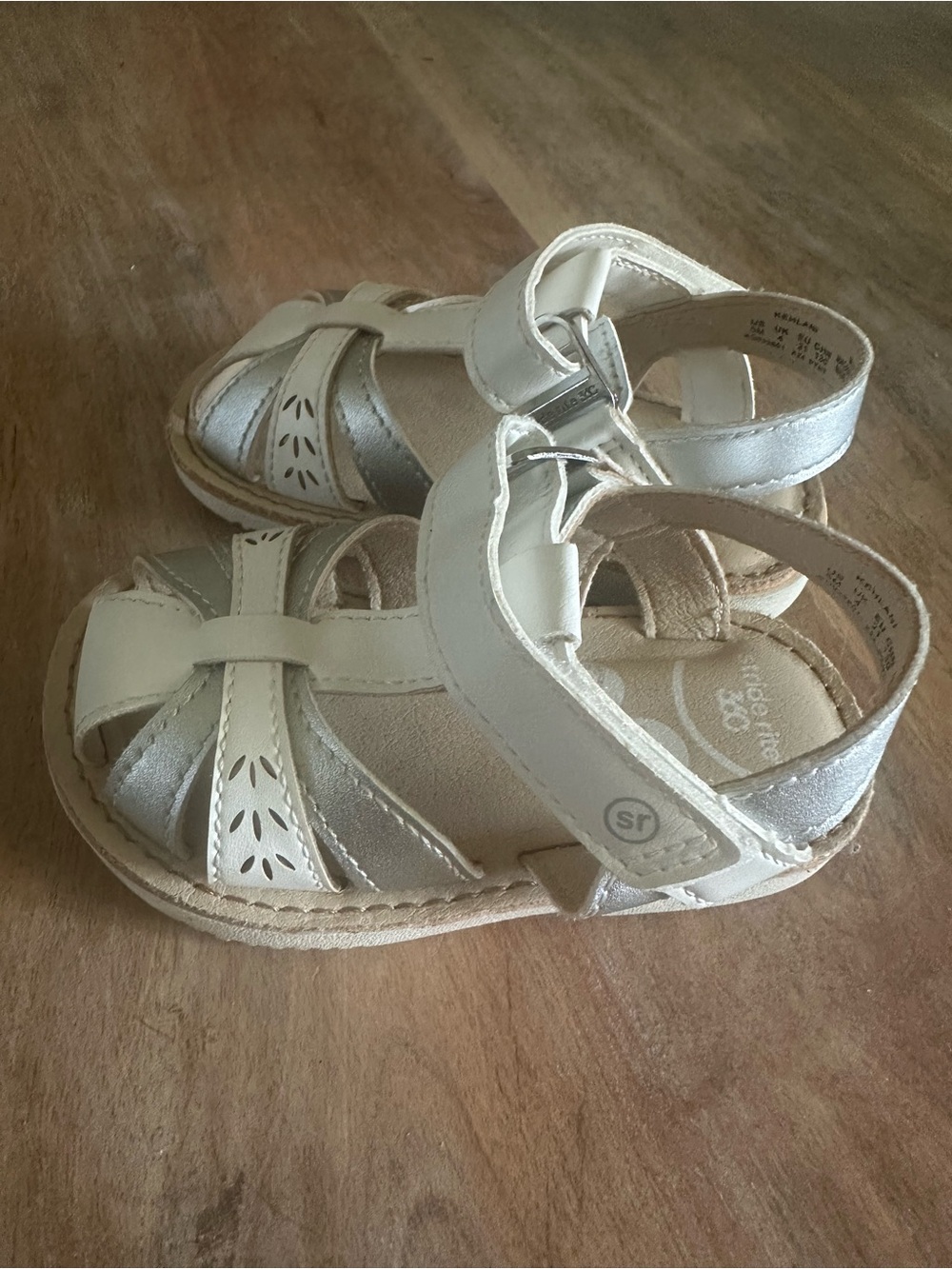 Stride Rite 360 Toddler Girls White & Silver Sandals Size 5 Hook & Loop - Picture 2 of 7